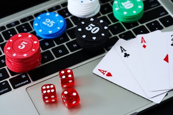 মোবাইলে ক্যাসিনো হাব পড়ার আরামদায়ক দৃশ্য